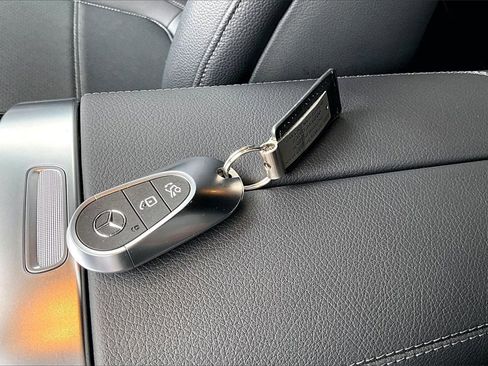 Used 2025 Mercedes-Benz GLC 300 4MATIC image 10