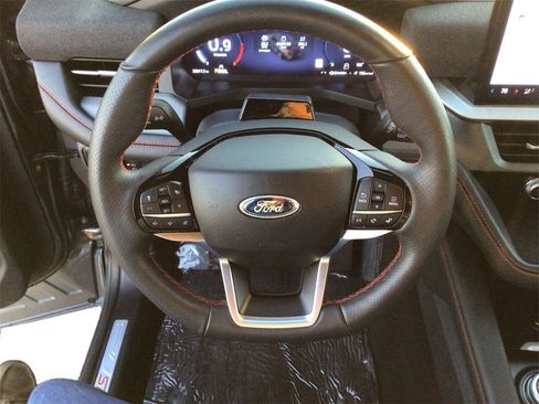 Used 2025 Ford Explorer ST-Line w/ ST-Line Street Pack image 17