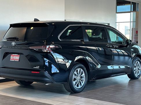 Certified 2023 Toyota Sienna LE image 4