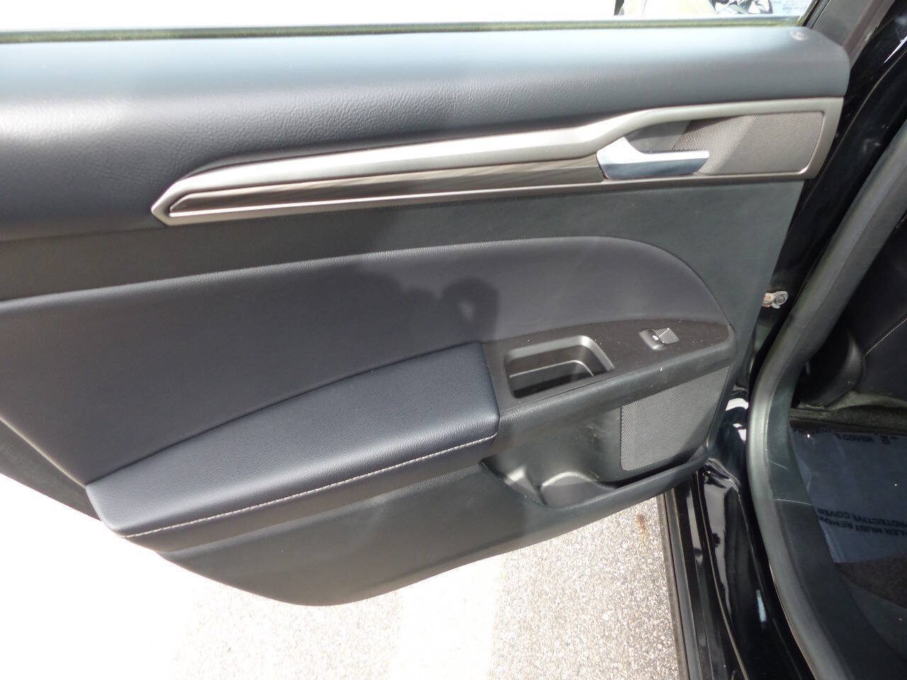 Used 2017 Ford Fusion SE w/ Fusion SE Technology Package FWD image 18