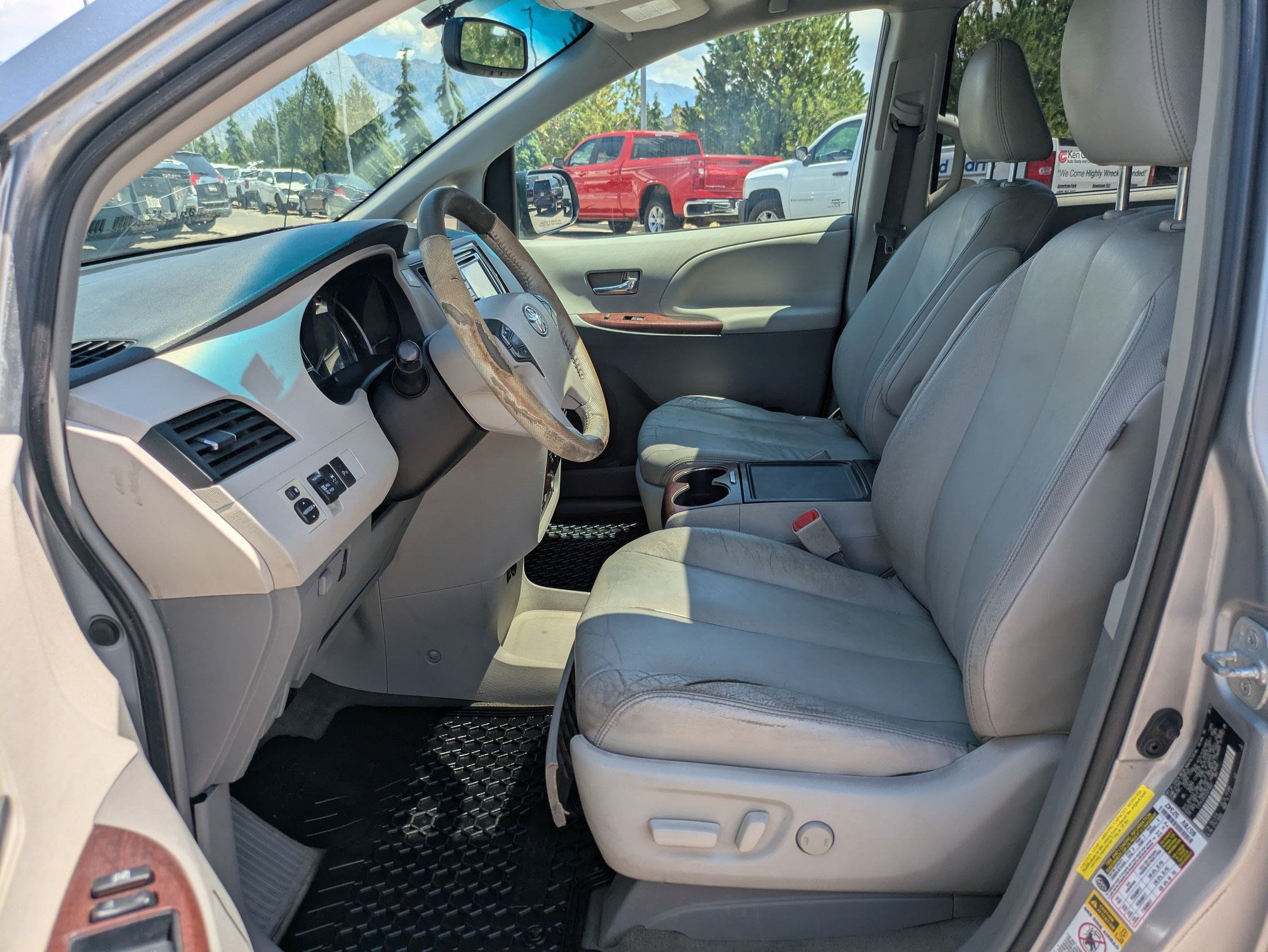 Used 2012 Toyota Sienna XLE w/ Entertainment Pkg FWD image 15