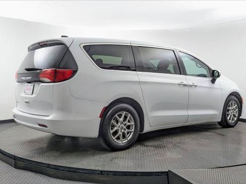 Used 2023 Chrysler Voyager LX FWD image 8