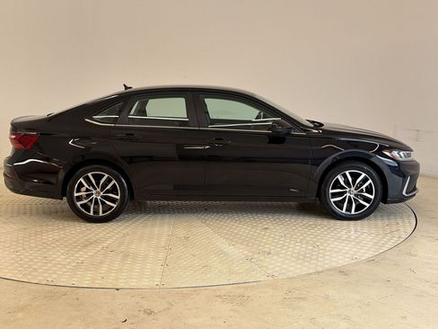 Used 2025 Volkswagen Jetta SE FWD image 8