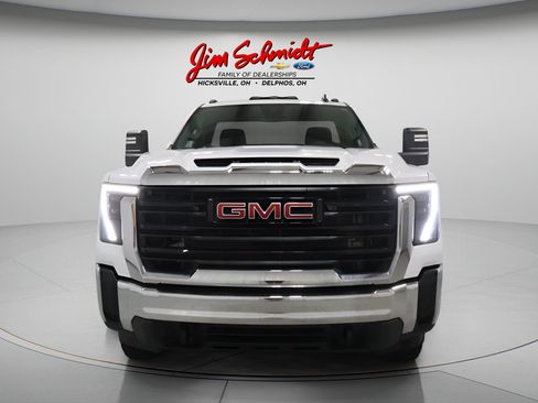 Used 2024 GMC Sierra 2500 Pro AWD/4WD image 3