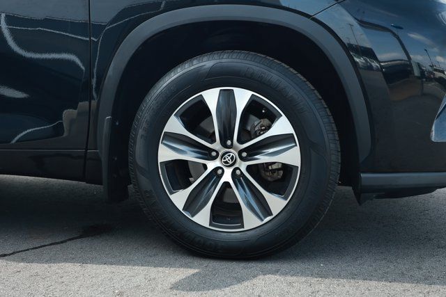 Used 2020 Toyota Highlander XLE AWD/4WD image 5