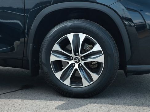 Used 2020 Toyota Highlander XLE AWD/4WD image 5