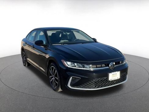 Used 2025 Volkswagen Jetta SE image 3