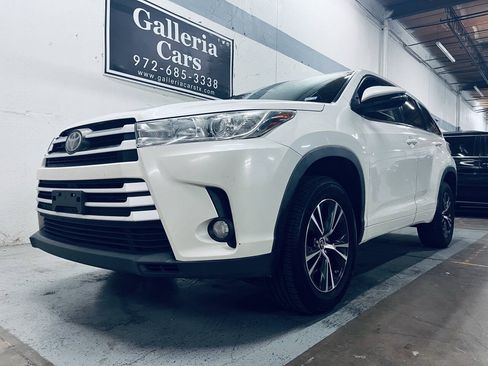 Used 2017 Toyota Highlander Plus FWD image 8