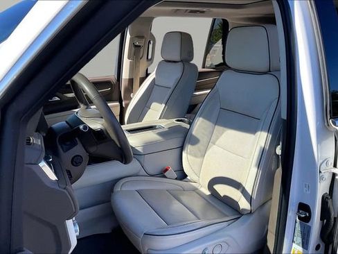 Used 2022 GMC Yukon Denali w/ Denali Premium Package image 15