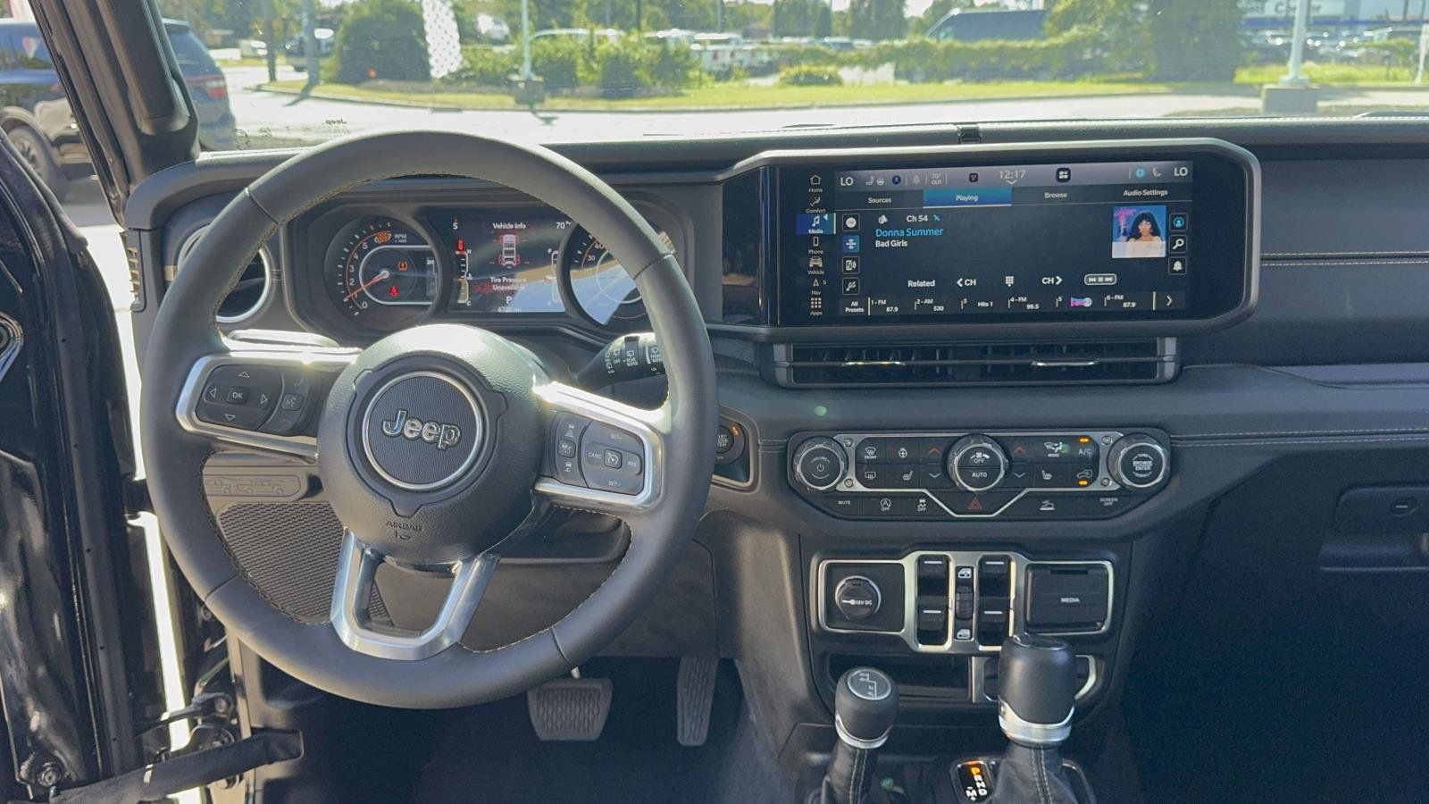 Used 2024 Jeep Wrangler Unlimited Sahara w/ Technology Group AWD/4WD image 17