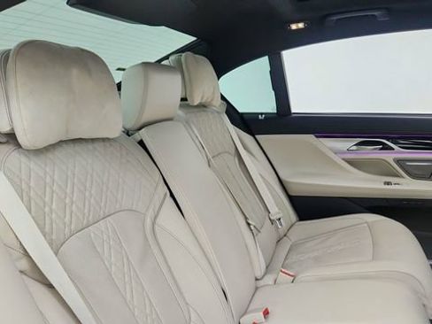 Used 2022 BMW 740i w/ M Sport Package image 25