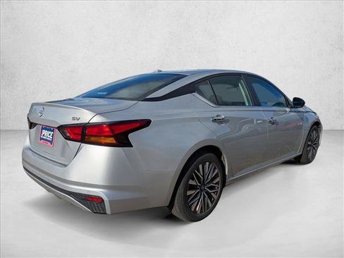 Used 2024 Nissan Altima 2.5 SV FWD image 5
