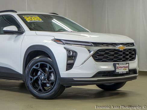 Used 2025 Chevrolet Trax LT w/ LT Convenience Package FWD image 3