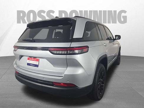 Used 2024 Jeep Grand Cherokee Altitude RWD image 4