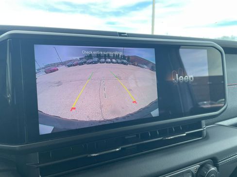 Used 2025 Jeep Wrangler Unlimited Rubicon image 23