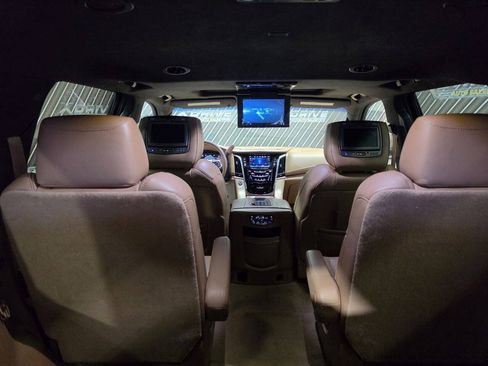 Used 2017 Cadillac Escalade Platinum RWD image 32