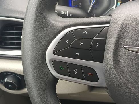 Used 2023 Chrysler Pacifica Touring-L FWD image 31
