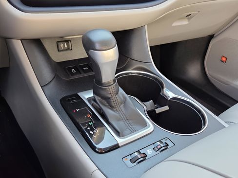 Used 2014 Toyota Highlander Limited Platinum image 19