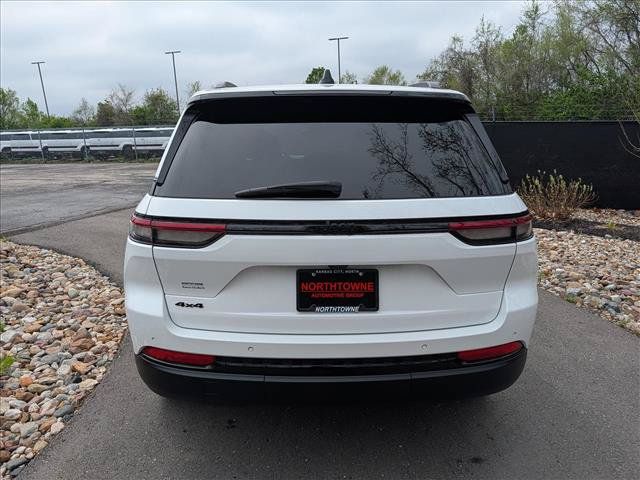 Used 2024 Jeep Grand Cherokee Altitude AWD/4WD image 4