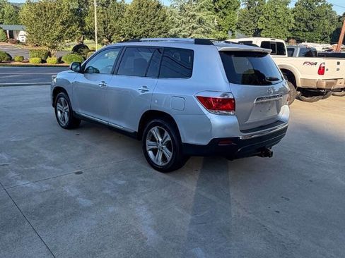 Used 2011 Toyota Highlander Limited w/ Tow Pkg FWD image 2