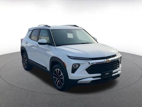 Used 2025 Chevrolet TrailBlazer LT image 3