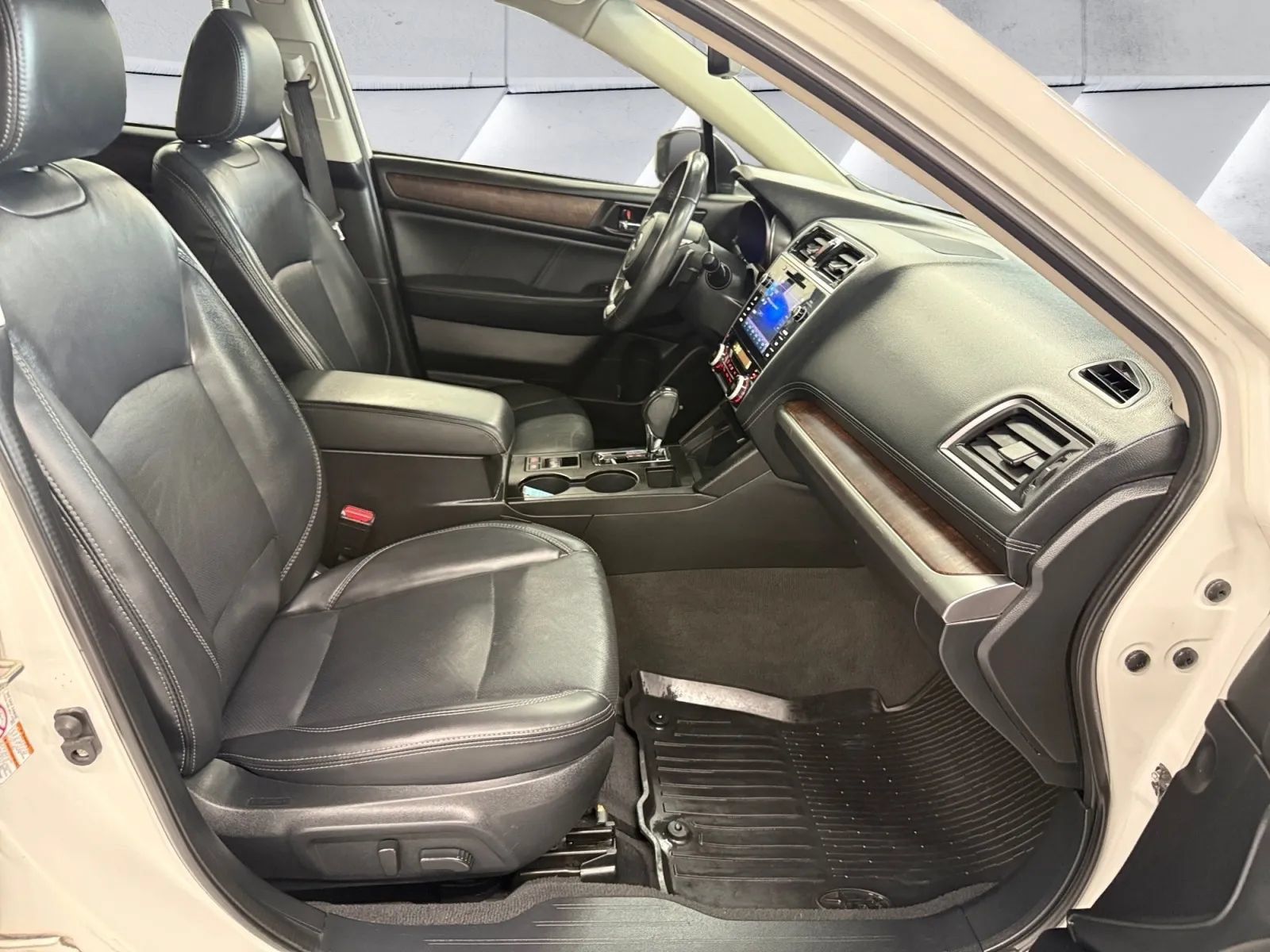 Used 2019 Subaru Outback 3.6R Limited AWD/4WD image 17