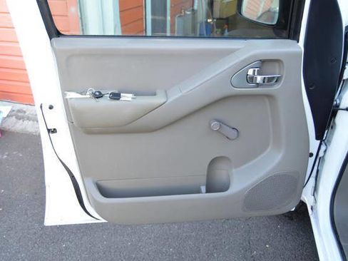 Used 2010 Nissan Frontier SE image 31