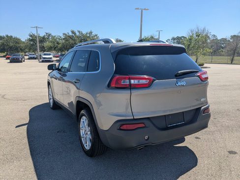Used 2018 Jeep Cherokee Latitude Plus w/ Comfort/Convenience Group FWD image 7