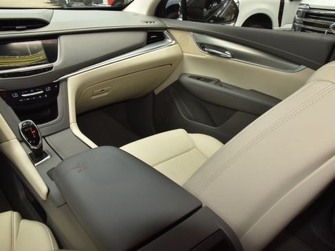 Used 2019 Cadillac XT5 Luxury FWD image 17