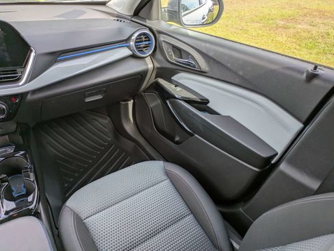 Used 2025 Chevrolet Trax LT w/ Driver Confidence Package FWD image 17