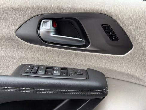Used 2024 Chrysler Pacifica Touring-L FWD image 23