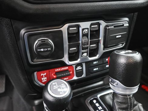 Used 2024 Jeep Wrangler Unlimited AWD/4WD image 17