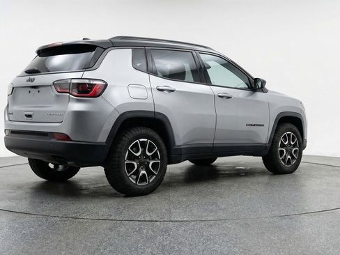 Used 2025 Jeep Compass Trailhawk AWD/4WD image 9