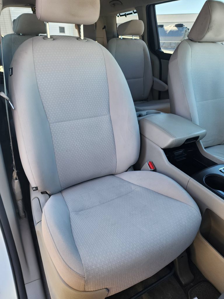 Used 2016 Kia Sedona LX w/ Option Group 020 FWD image 7