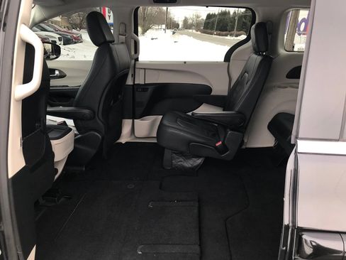 Used 2018 Chrysler Pacifica Touring-L image 32