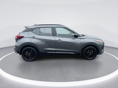Used 2023 Nissan Kicks SR w/ SR Premium Package FWD image 6