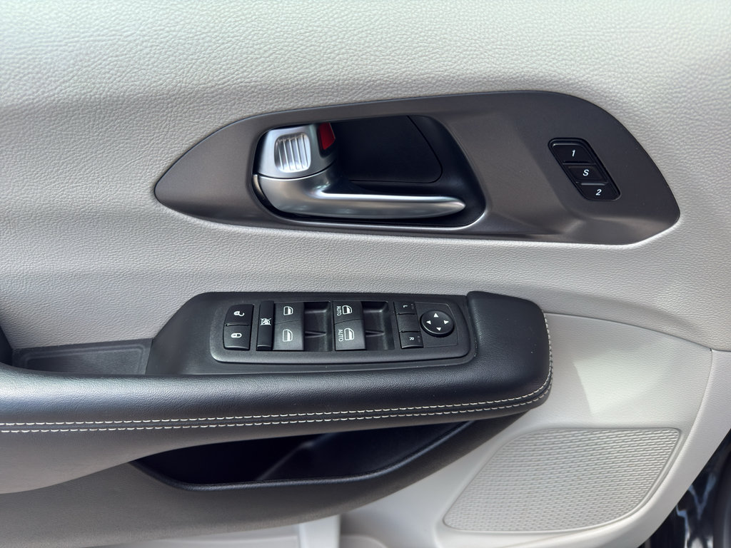 Used 2023 Chrysler Pacifica Touring-L FWD image 12