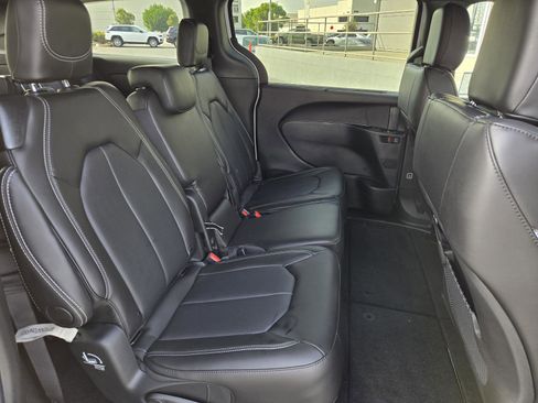 New 2026 Chrysler Pacifica Select image 30