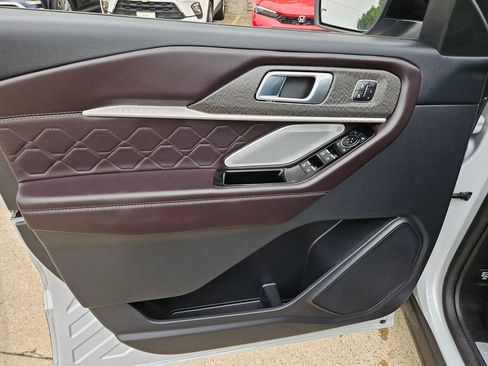 Used 2025 Ford Explorer Platinum w/ LUX Leather Package AWD/4WD image 14