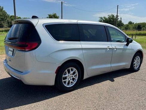 Certified 2024 Chrysler Pacifica Touring-L FWD image 6