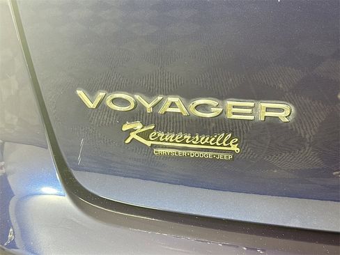 Used 2020 Chrysler Voyager LX image 29