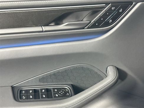 Certified 2025 Porsche Macan Turbo Electric AWD/4WD image 31