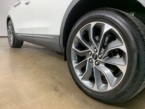 Used 2022 Lincoln Nautilus Reserve w/ Equipment Group 201A AWD/4WD image 16