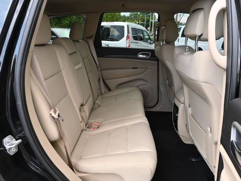 Used 2019 Jeep Grand Cherokee Laredo AWD/4WD image 37