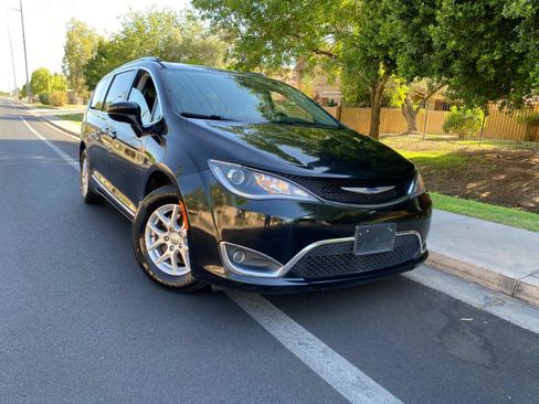 Used 2020 Chrysler Pacifica Touring-L FWD image 4