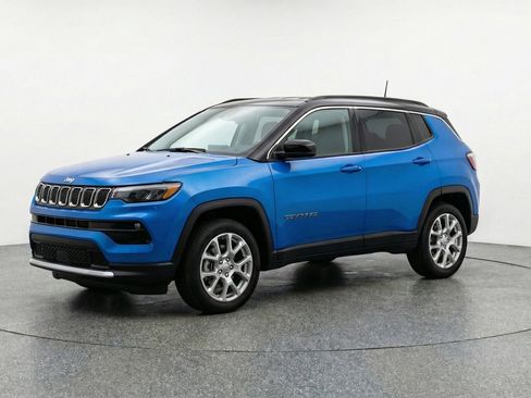 Used 2025 Jeep Compass Limited AWD/4WD image 3