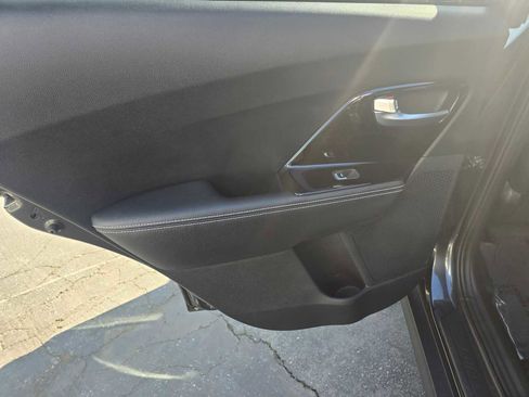 Used 2022 Kia Niro EX image 18