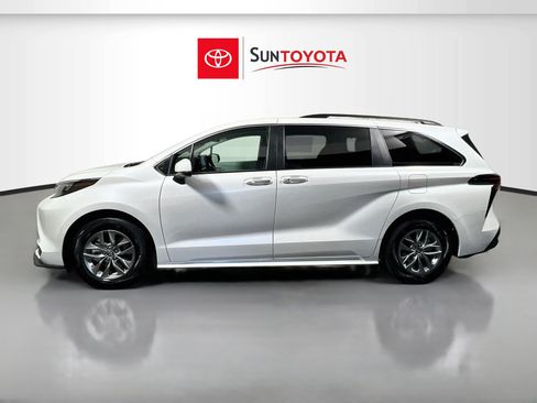 Used 2026 Toyota Sienna XLE FWD image 7