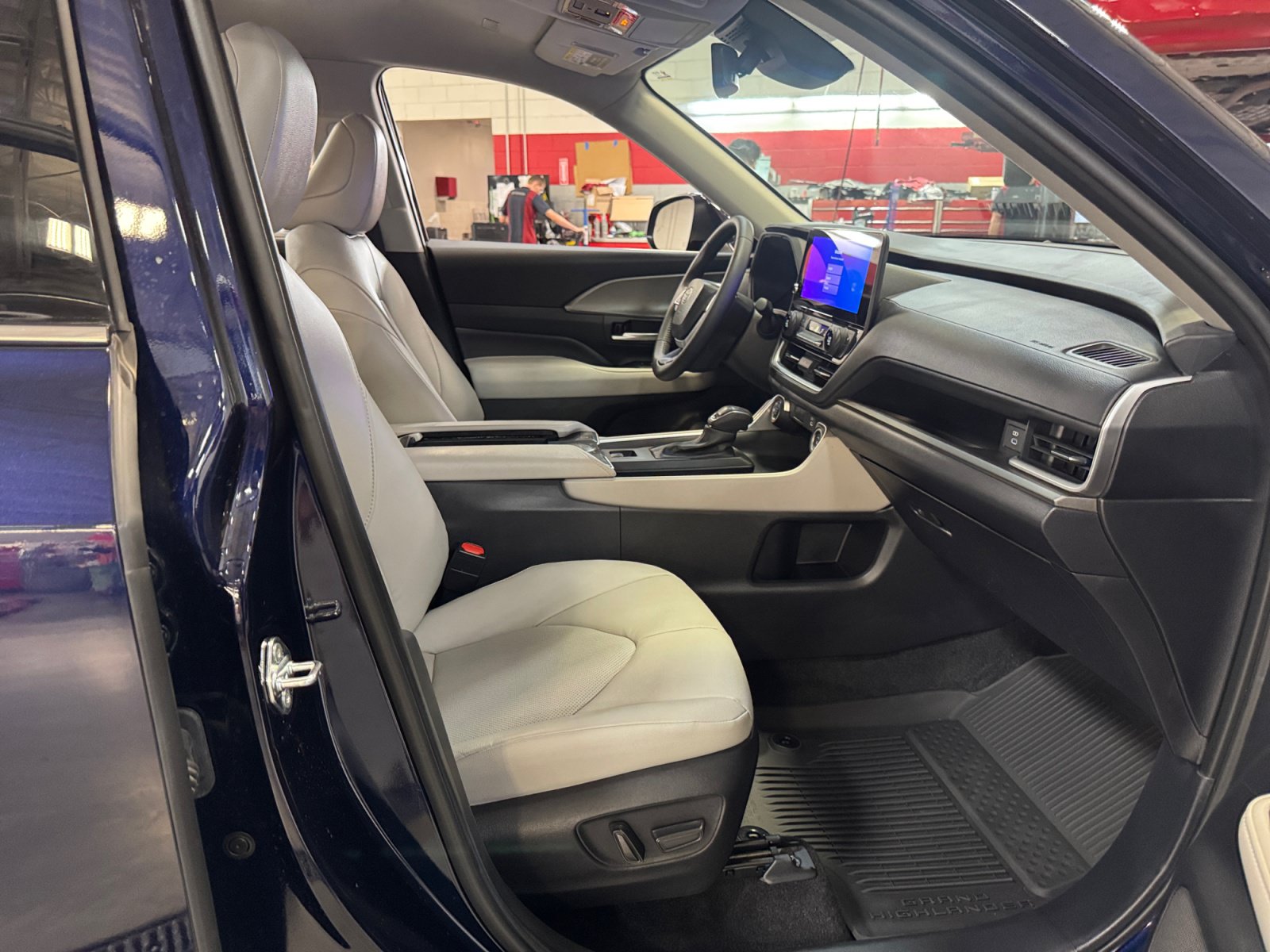 Certified 2025 Toyota Grand Highlander FWD image 19