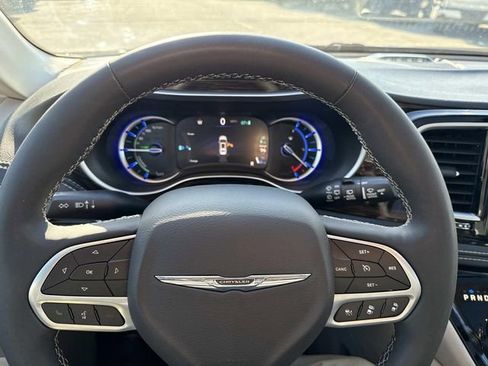Used 2023 Chrysler Pacifica Limited FWD image 28